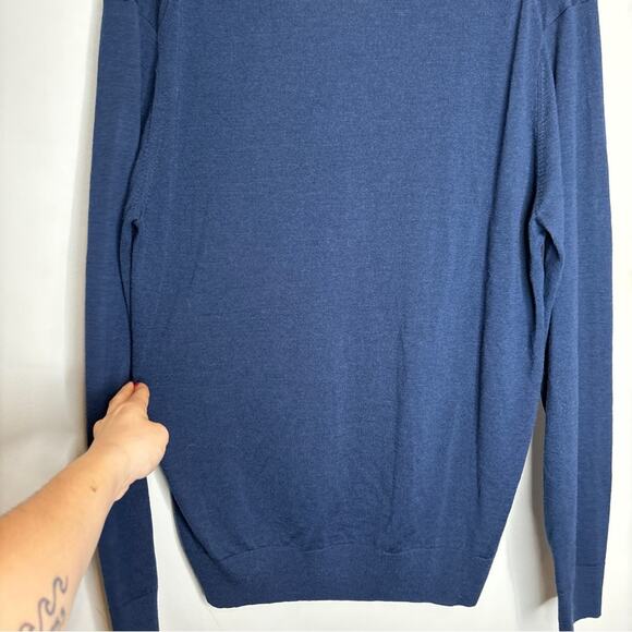 Uniqlo Men’s V-neck Wool Sweater - Picture 6 of 8